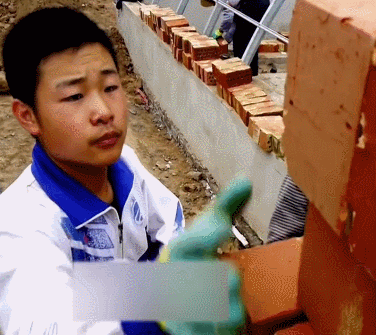 工地上收到通知书的"搬砖男孩"正式毕业!网友:这才是励志少年