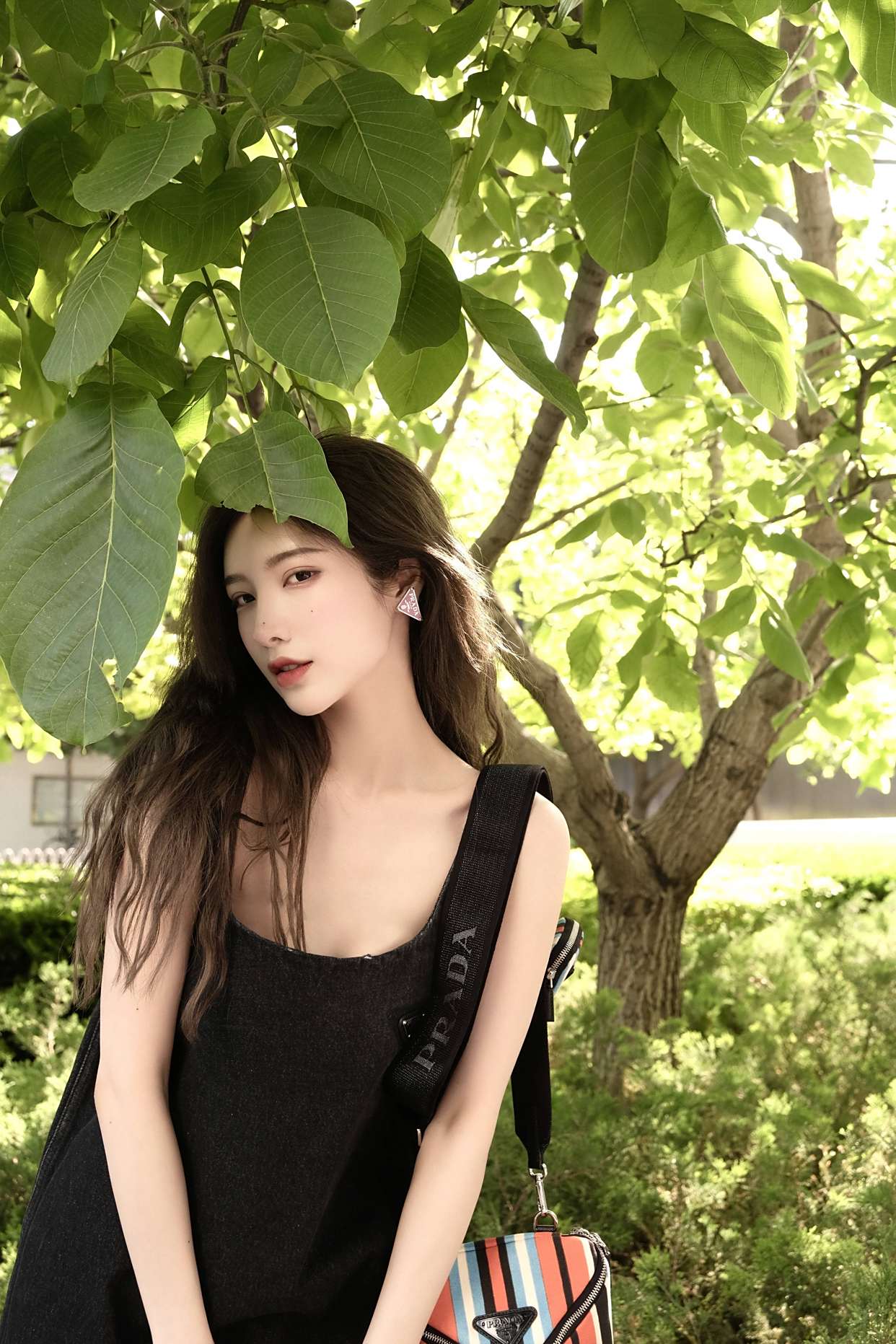 戴燕妮夏日清爽写真 牛仔裙look温柔又迷人