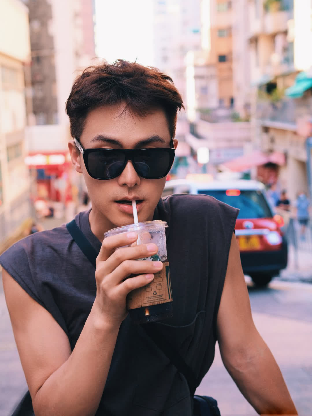 马天宇港风写真庆生!霓虹灯下的帅气boy,清爽帅气十足!