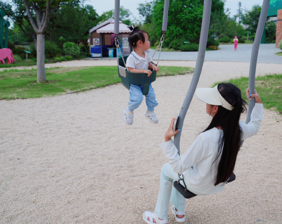 雷佳音老婆曬照被疑有二胎,11歲女兒塗指甲油好洋氣,手機不離手