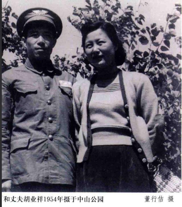 吕恩:与吴祖光结婚5年无合影,离婚她送他相机,他卖掉办新婚宴