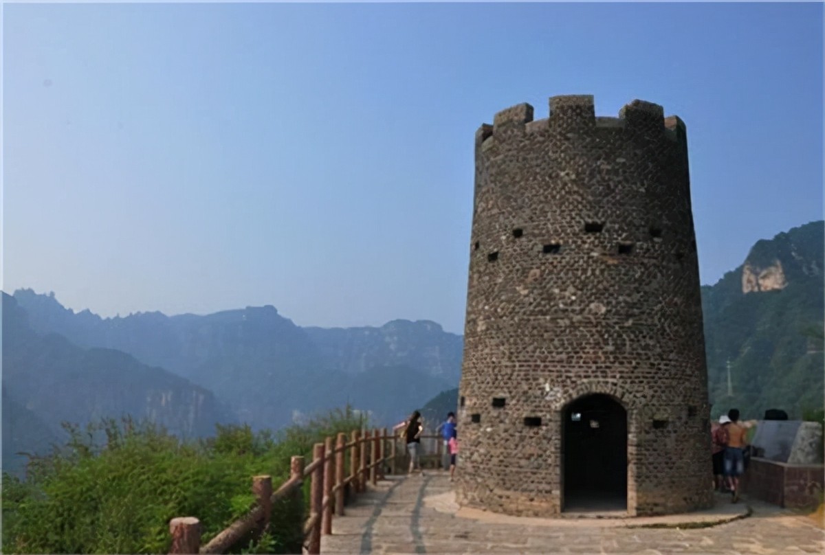 山东大爷五代人挤居炮楼58年,墙厚72公分,装暖气耗费20年