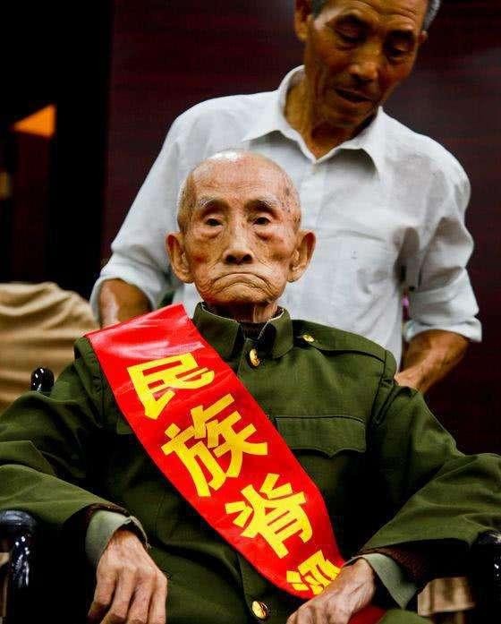 日本记者采访抗战老兵,老兵:我拒绝和日本人说话