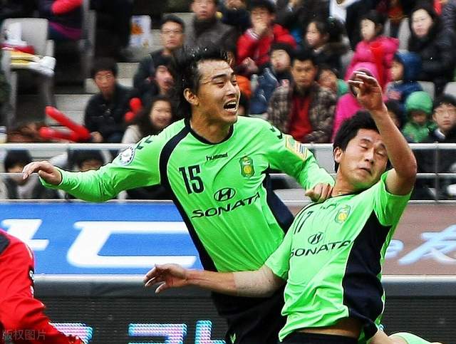 2010年,冯潇霆代表k联赛全北现代出场比赛