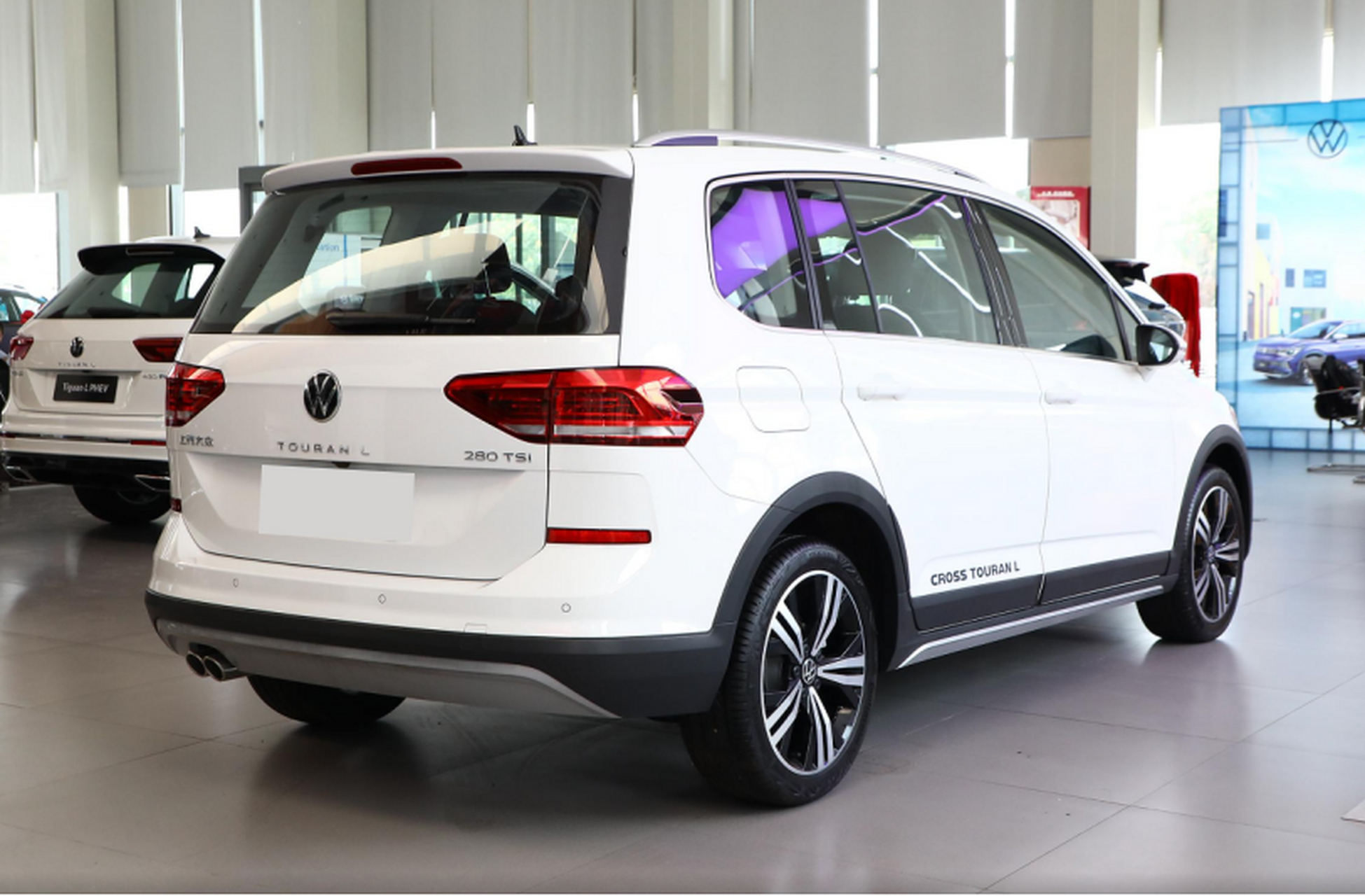 前几天上汽大众店里看车,无意间看到了一辆7座的紧凑型mpv——途安l