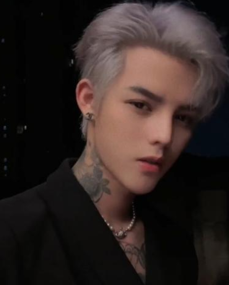 殷世航晒与小猪的聊天记录,我却被未读消息吸引,过气主播的倔强