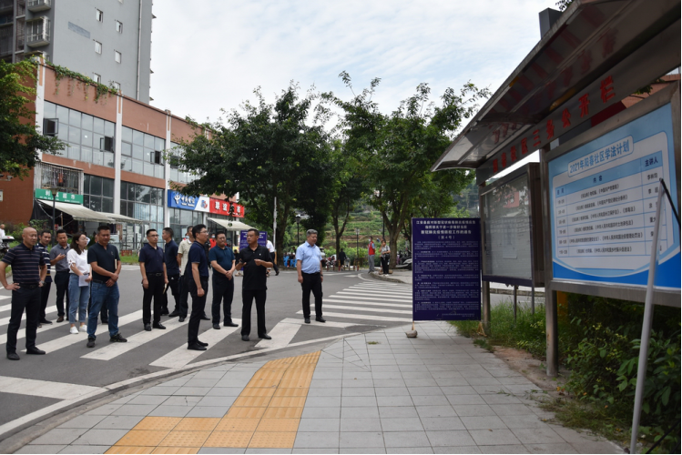 江安縣陽春社區接受全國民主法治示範村(社區)四川複核組複核