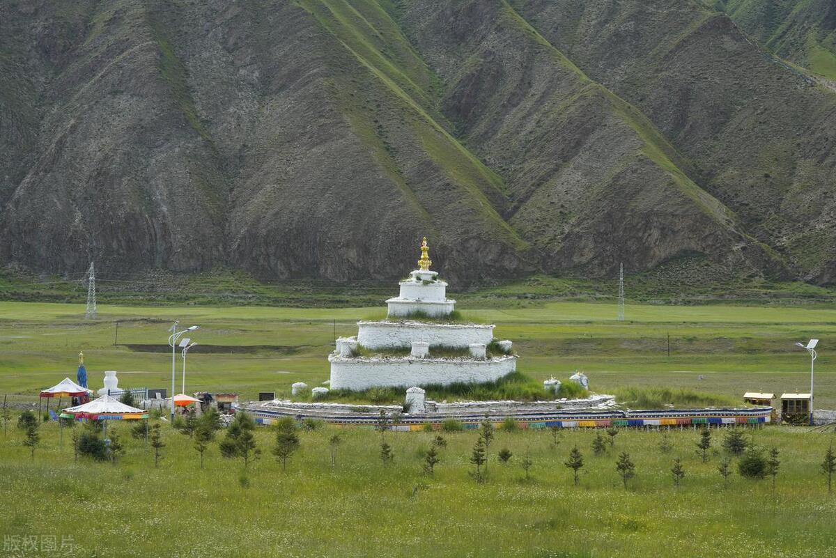 青海称多县通天河畔尕白塔:聚集十万空行,与莲师铜色吉祥山无别