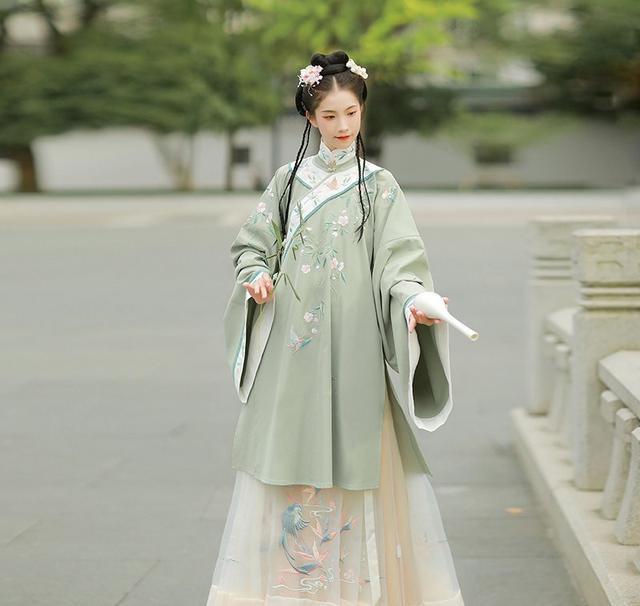 最近火了一种"重工"汉服,叫"再花里胡哨一点就赶上窗帘了"