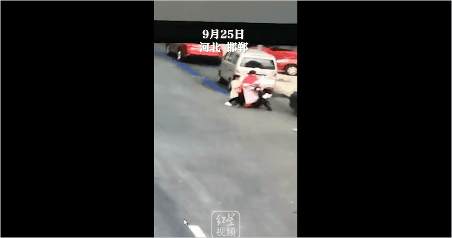 热点|女子当街遭前男友驾车碾压,路人冒险出手将其救下,监控曝光!