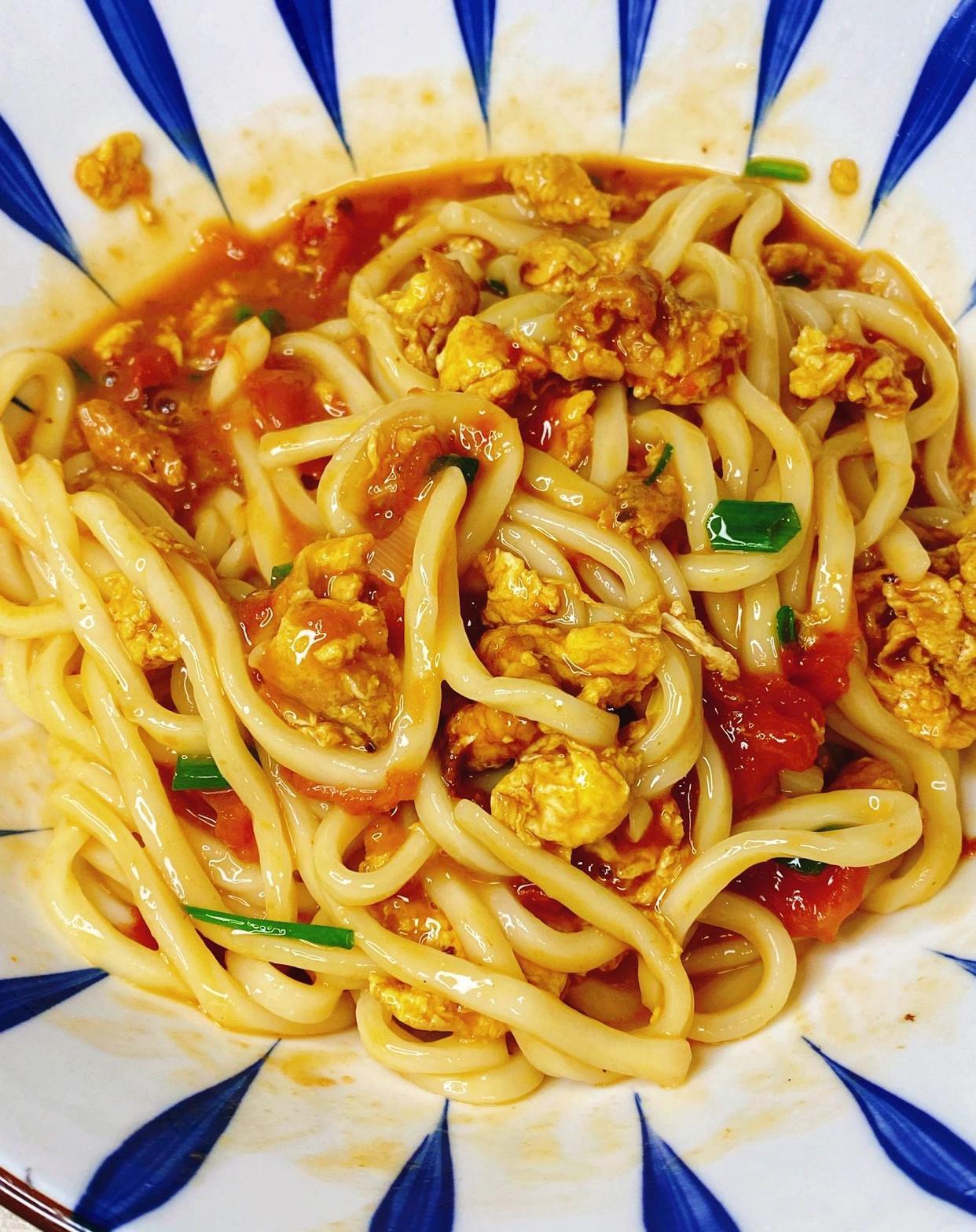 鸡蛋西红柿打卤面这样做真好吃!浓郁的番茄裹满面条,味道绝了