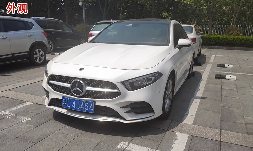 江苏省镇江市一辆梅赛德斯-奔驰牌小型轿车将以11万起拍