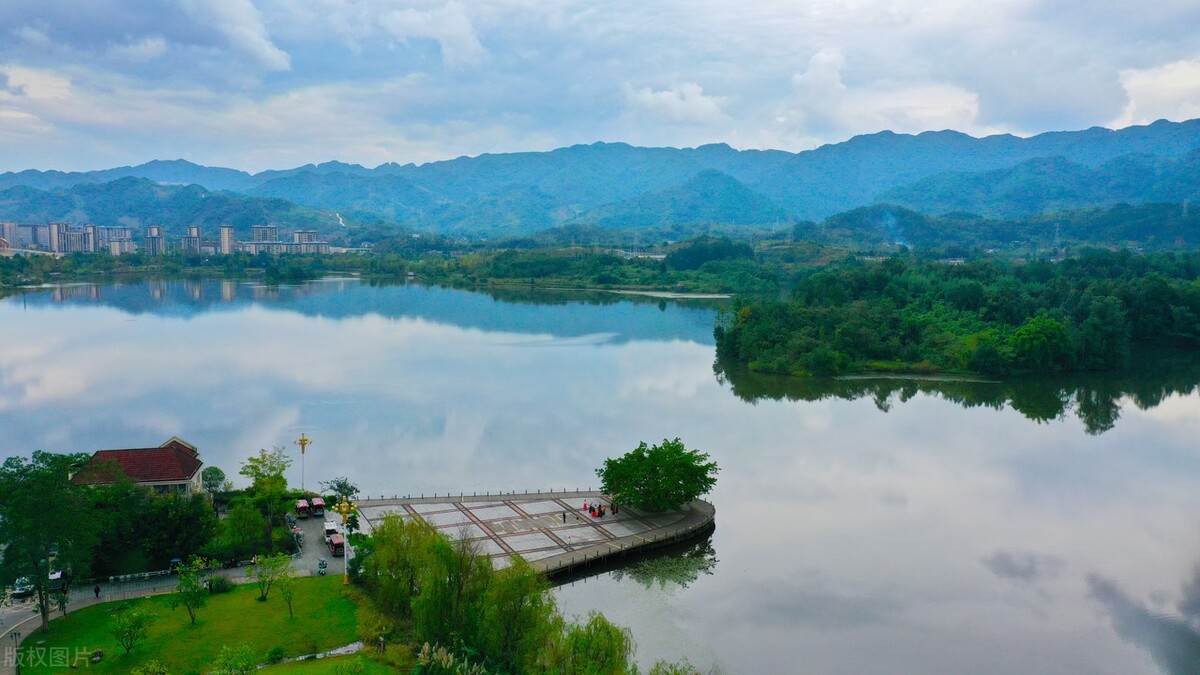 重庆梁平湿地公园是一处迷人的自然景观,其美丽景色让人流连忘返