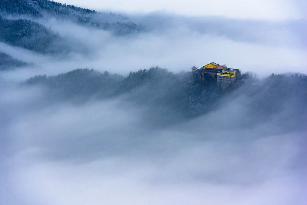 云雾缭绕九华山图片
