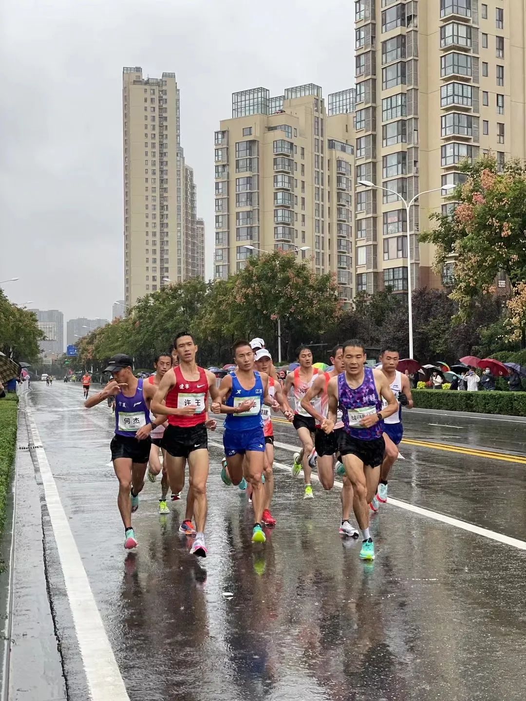 十四运会马拉松赛雨中开跑!被这些画面感动到了