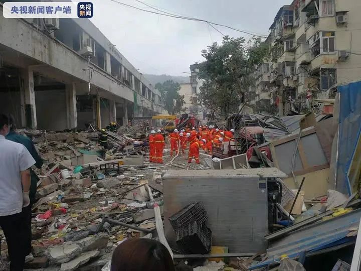 湖北十堰爆炸事故致11死37重伤，41厂菜市场被炸毁，省长王忠林赶往现场