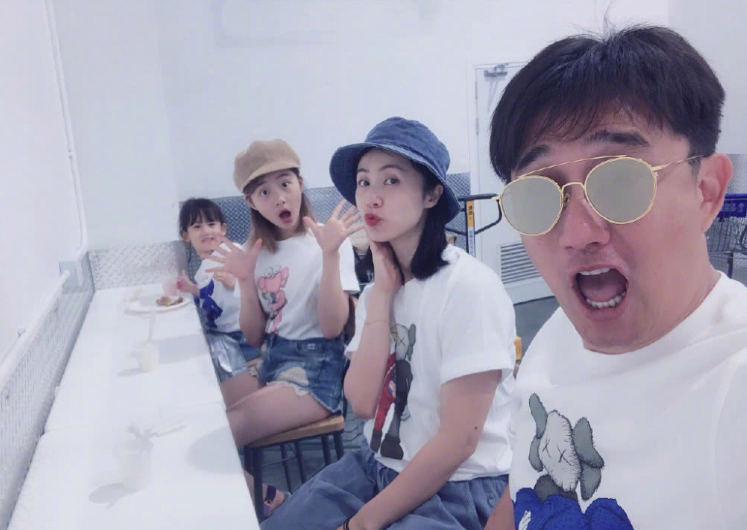 黄磊周迅举止亲昵没边界感,勾肩搭背深情拥抱,被质疑关系不一般