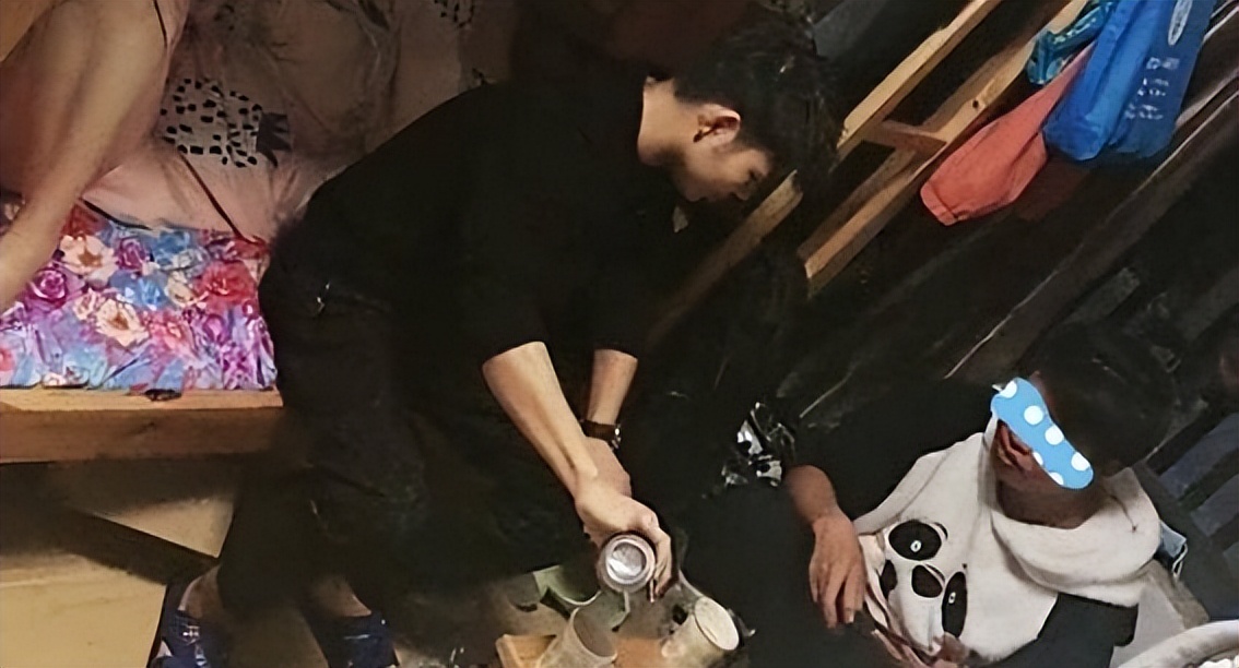 河南2名男子为追姑娘,深夜在女宿舍喝醉酒,女室友:看样没戏了