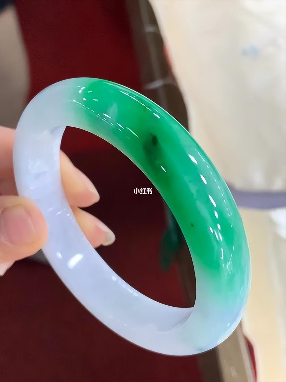陈小姐携60万翡翠玉镯鉴定,专家鉴定:玻璃做的,60块都不值