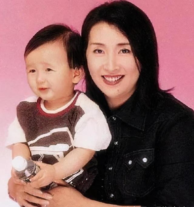 "最美任盈盈"陈秀珠情路坎坷,41岁未婚生子,儿子父亲成迷