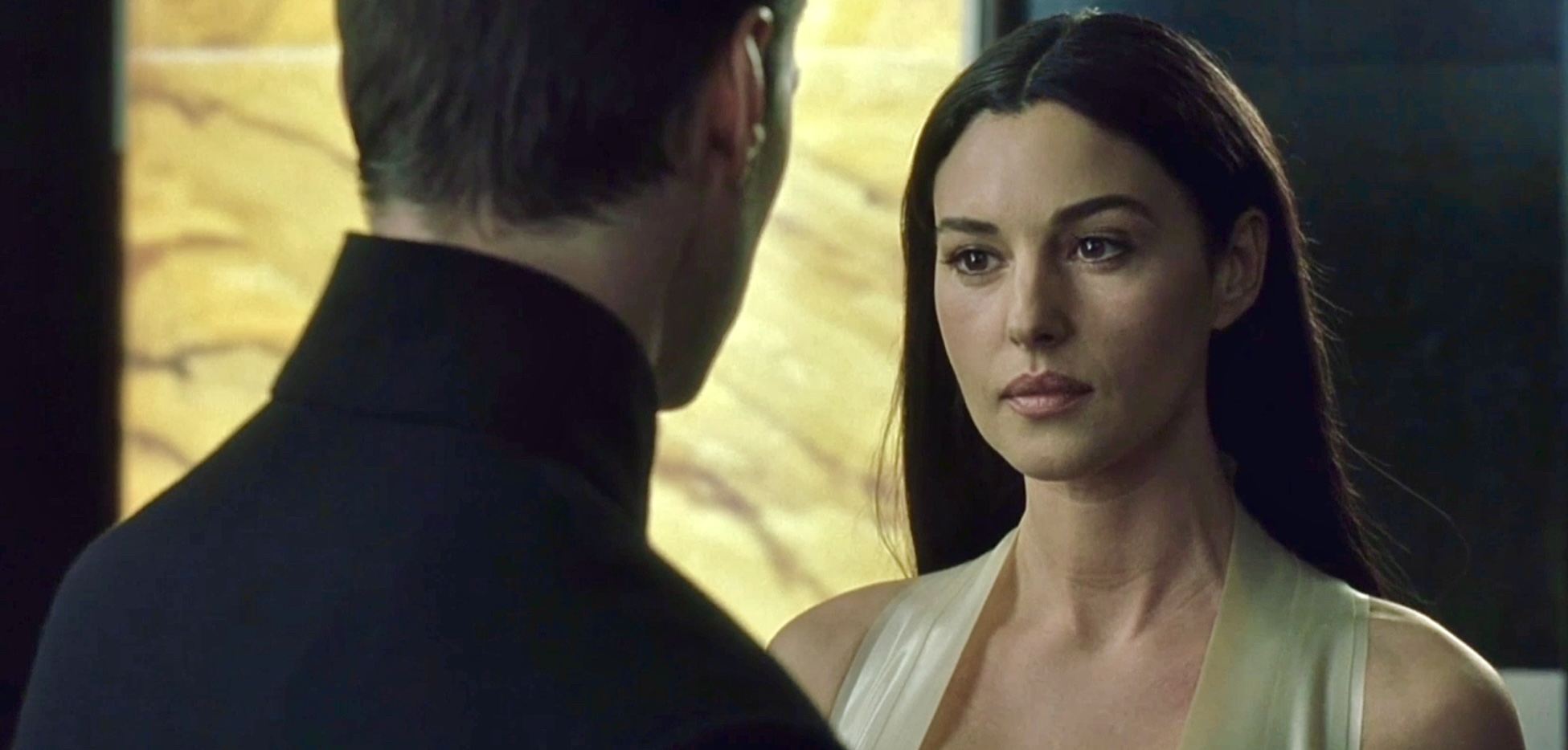 "莫妮卡贝鲁奇"的吻是偷尼欧的代码吗,黑客帝国谜题深度解析