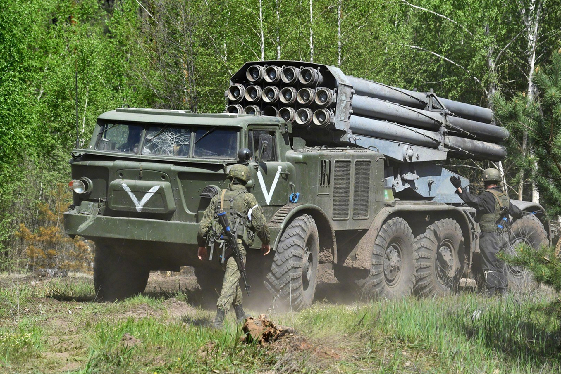 370门火箭炮齐射,乌克兰惹火烧身 美国cnn新闻网报道,乌克兰东部集群