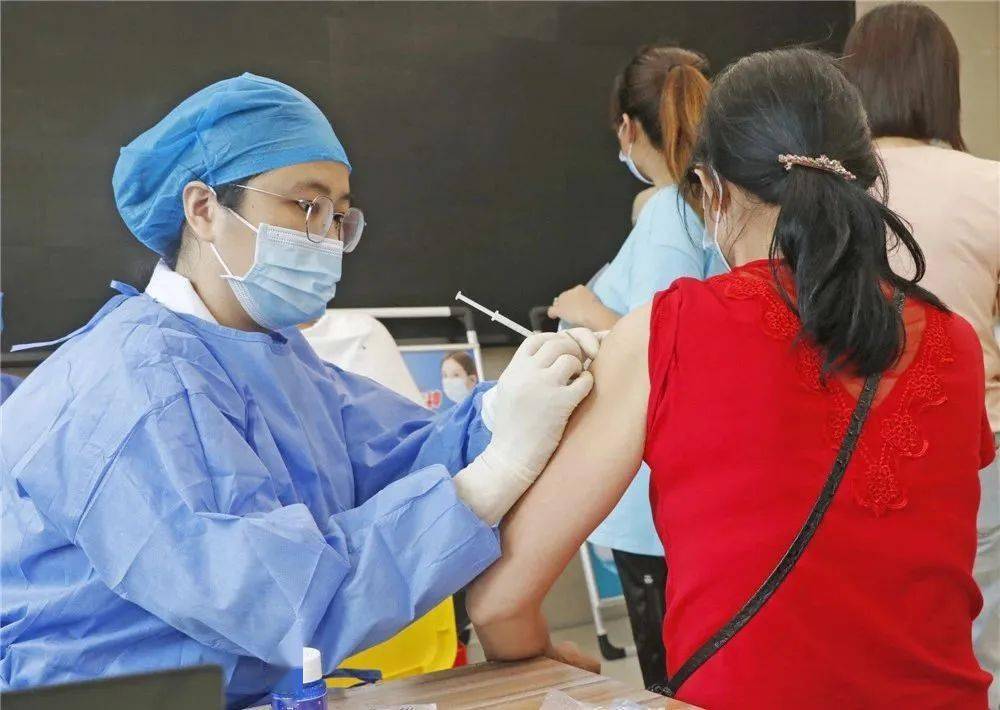 打完新冠疫苗,为什么有的人胳膊疼,有的人却没反应?