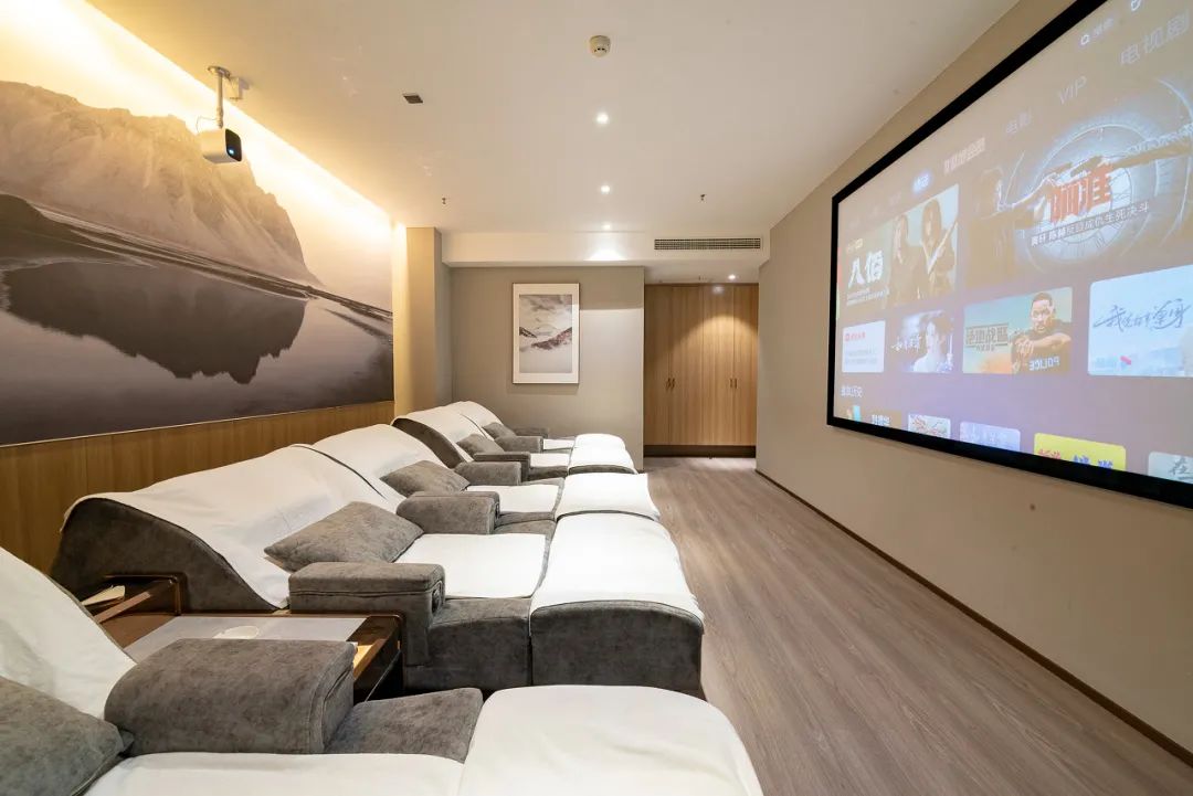 2009年,长沙成立了全国首个足浴按摩行业协会,三万多家足浴按摩企业