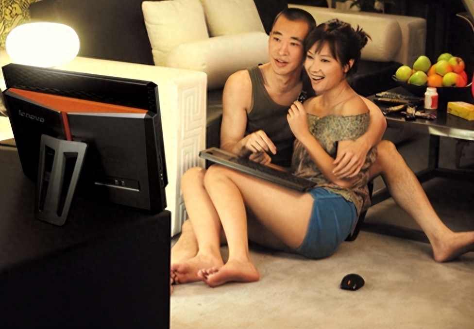 有网友在日本轻井泽偶遇徐静蕾,并拍下了她的近照,照片中,徐静蕾身穿