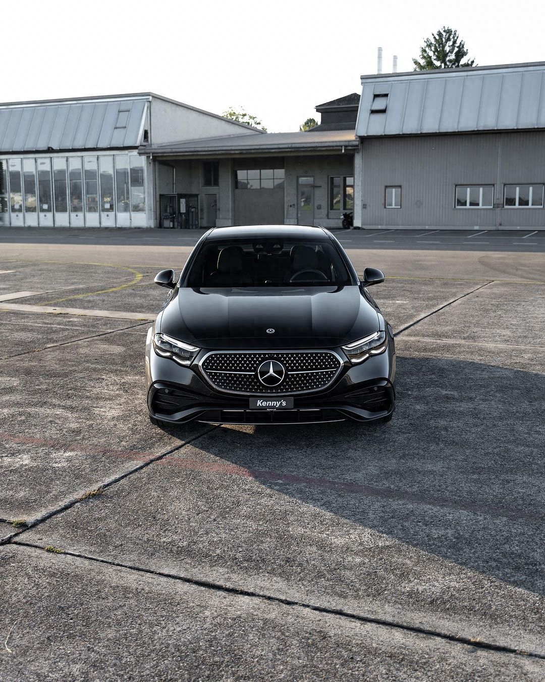 全新奔驰e级标准轴距版 全黑化的黑武士 造型帅气