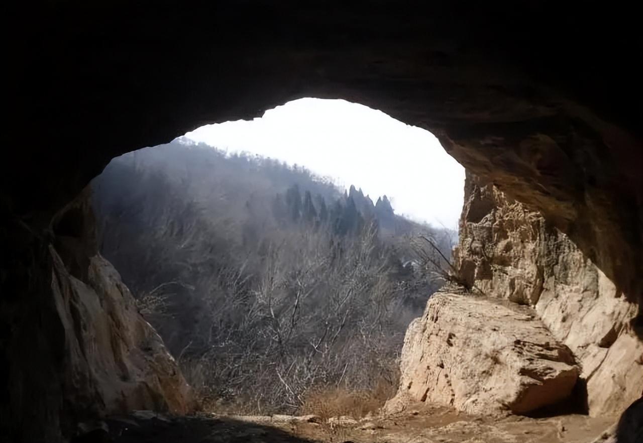 隐居山洞图片