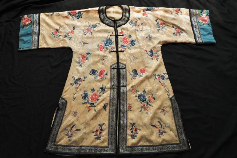 "清汉女":汉服圈再刮新风潮,清朝女子服饰比较香?