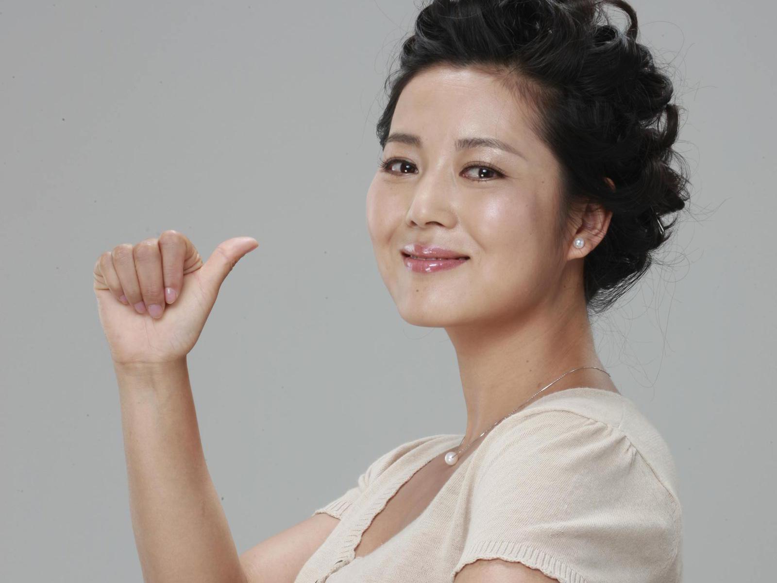 "农村剧一姐"王茜华晒近照,打扮低调面容精致