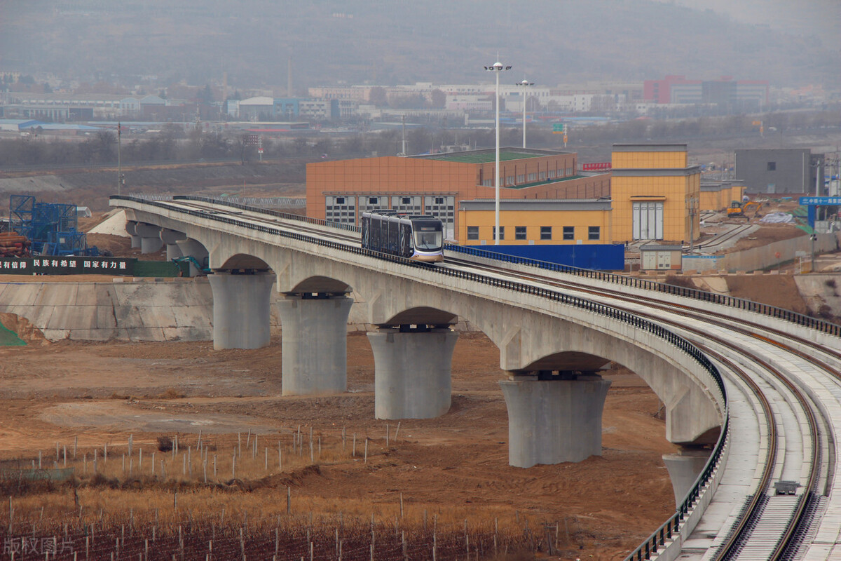甘肃省天水市一列有轨电车载着市民经过麦积区渭河大桥