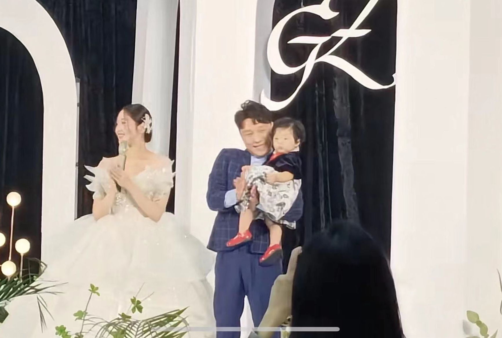"冰柠檬"张兆艺大婚,老公抱一岁女儿参加婚礼,现场梦幻浪漫
