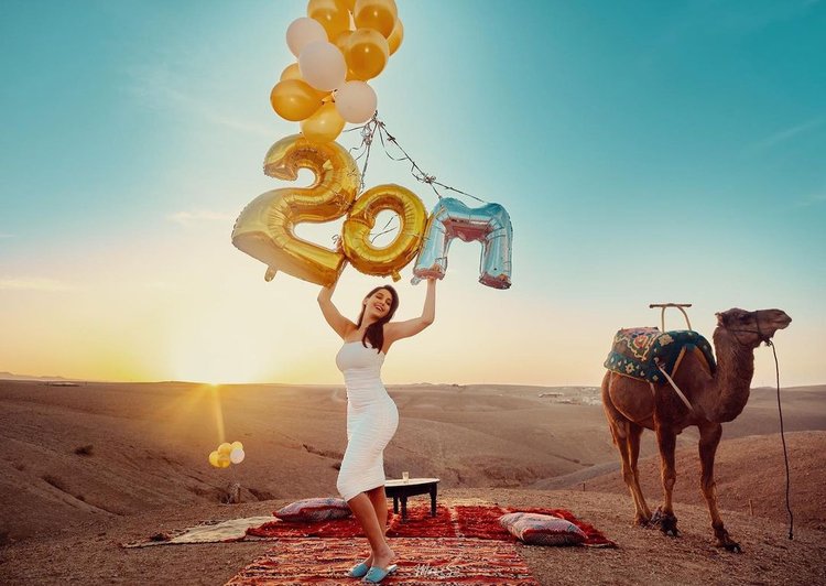 女星nora fatehi在沙漠里庆祝粉丝突破2千万,网友坐不住了