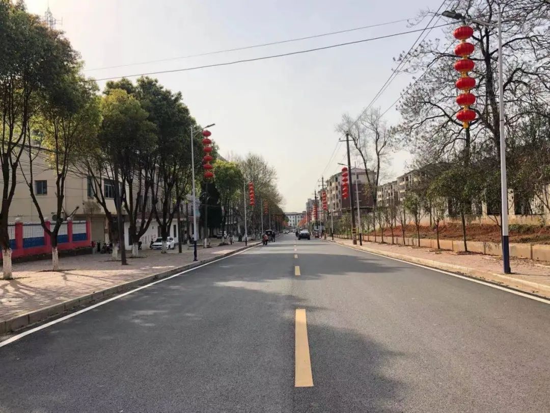 荷岭镇:道路黑化提升集镇交通环境