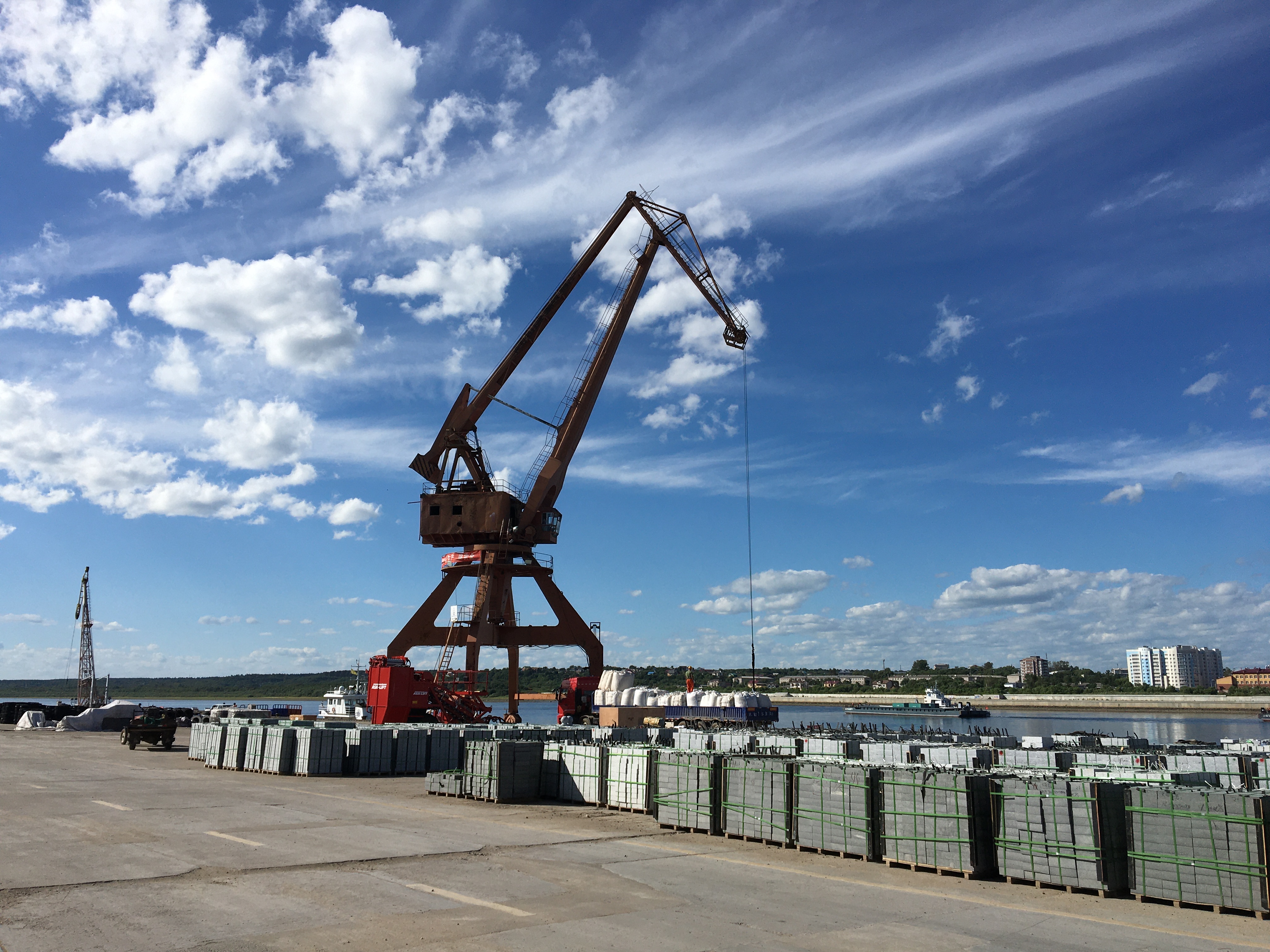 "把失去的时间抢回来"——黑龙江黑河口岸运行目击记