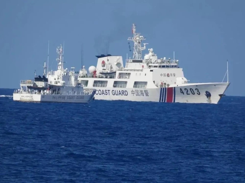 换战术了?万吨海警船抵达仁爱礁,与32艘渔船汇合,或实施大动作