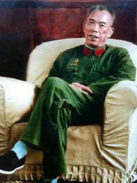 1952年,朝鲜战场,38军军长梁兴初在前线视察的照片,镜头中他身穿大衣