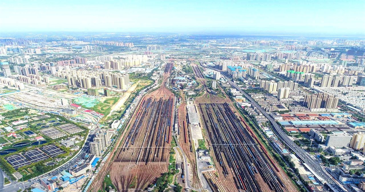 亚洲最大列车编组站,100多条轨道跑错一条就是灾难,就在中国