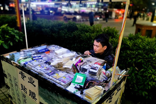 乡镇摆摊卖什么小商品火爆(乡镇上摆地摊卖什么比较好卖)