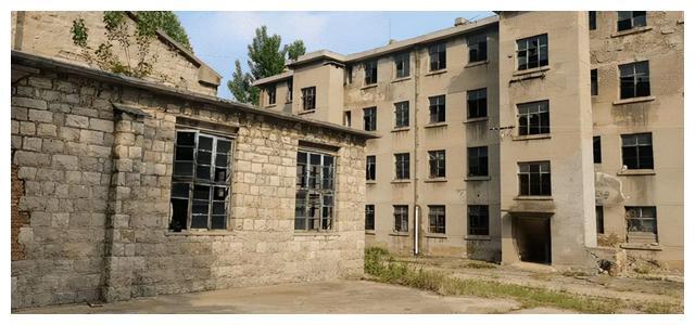 山东一座军工厂,以生产高烈度炸药为主,也曾生产过"莲花"味精