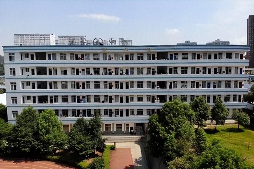 回顾湖南初二生与老师互扇耳光家长向其索赔10万丈夫愤怒出手