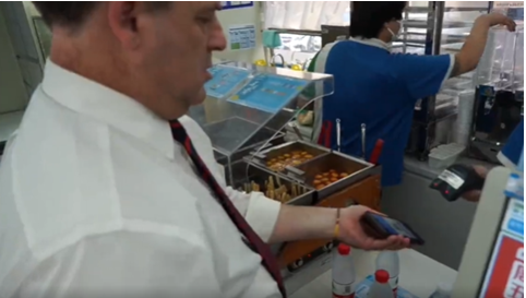 热点|美驻沪总领事将结束任期：骑电动车中文告别，用上海话说“再见”