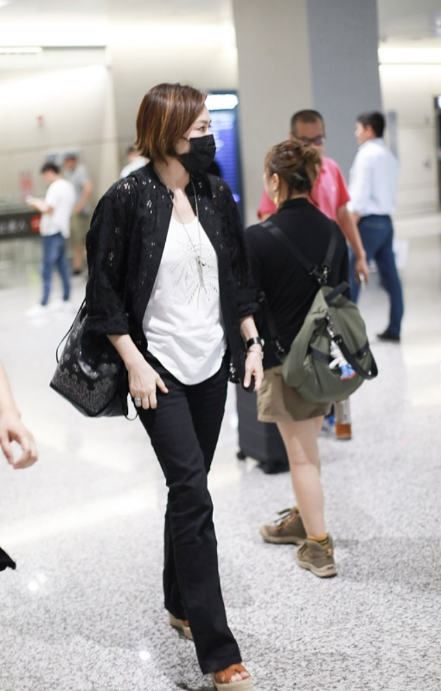 59岁的关之琳还是很时髦,穿"黑白色服装"简单自然,看着真精致