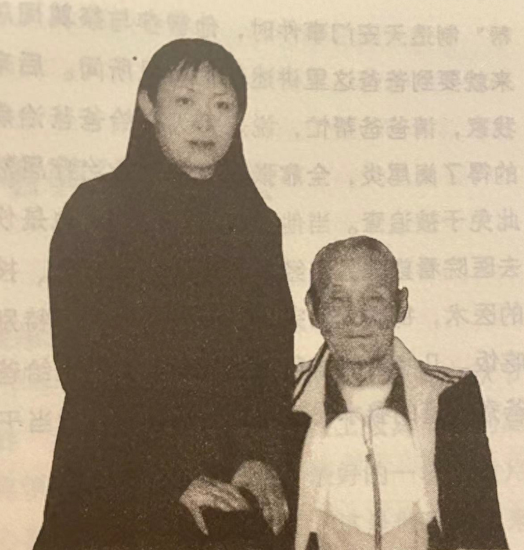 "良久后,黄慎荣把儿子叫到身旁,哽咽着交代道