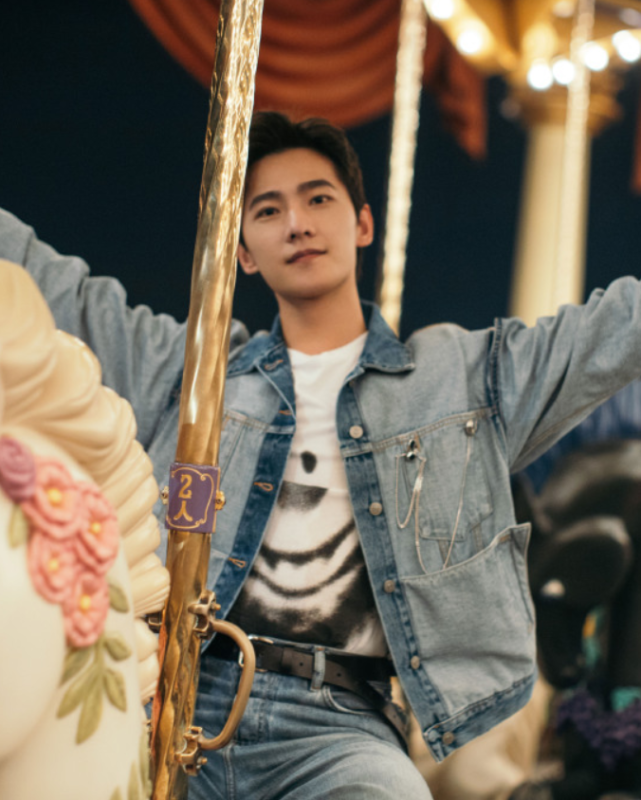 杨洋新剧走红,晒出迪士尼梦幻写真,倒穿牛仔服太帅气