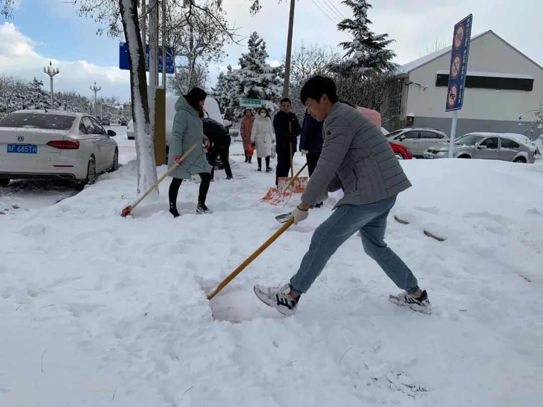 严冬瑞雪至 扫雪畅通行 ——牟平法院干警清雪行动