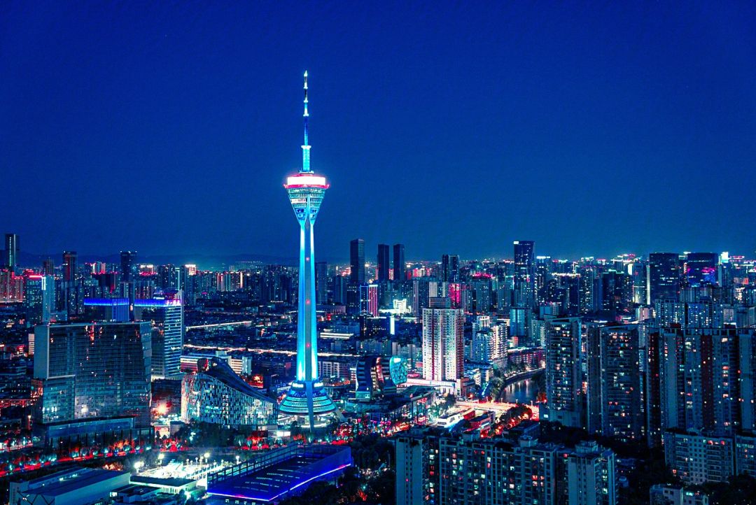 339电视塔位于成都市区,高耸入云,是成都的标志性建筑之一